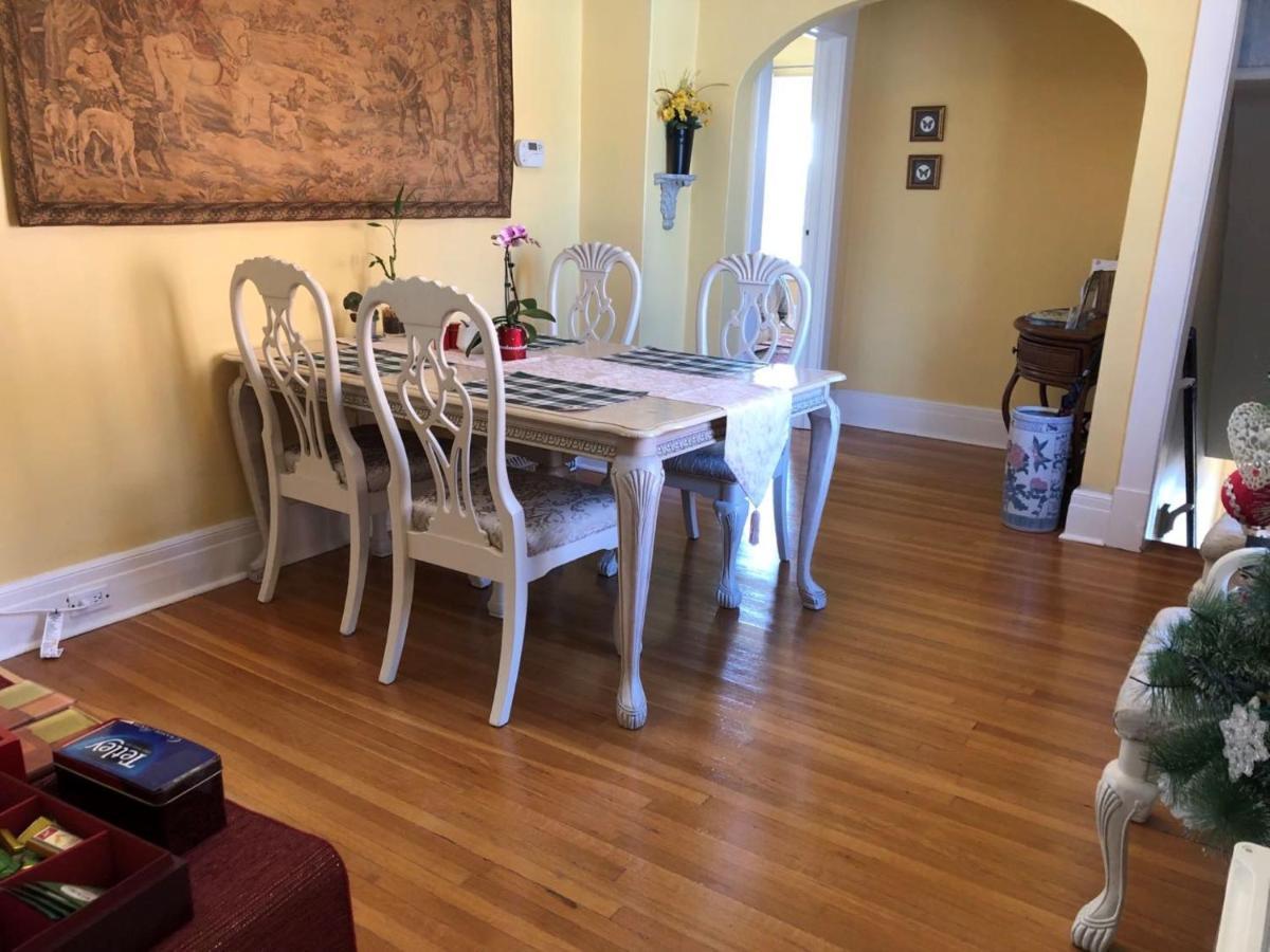 Acacia Bed & Breakfast Bed & Breakfast Niagara Falls