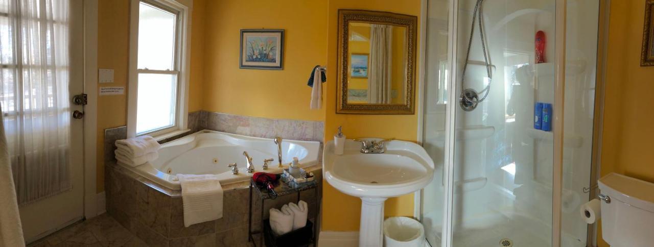 Acacia Bed & Breakfast Bed & Breakfast Niagara Falls