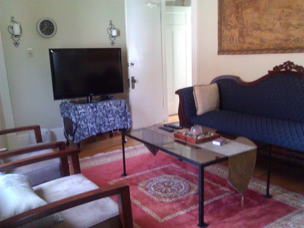 Acacia Bed & Breakfast Bed & Breakfast Niagara Falls
