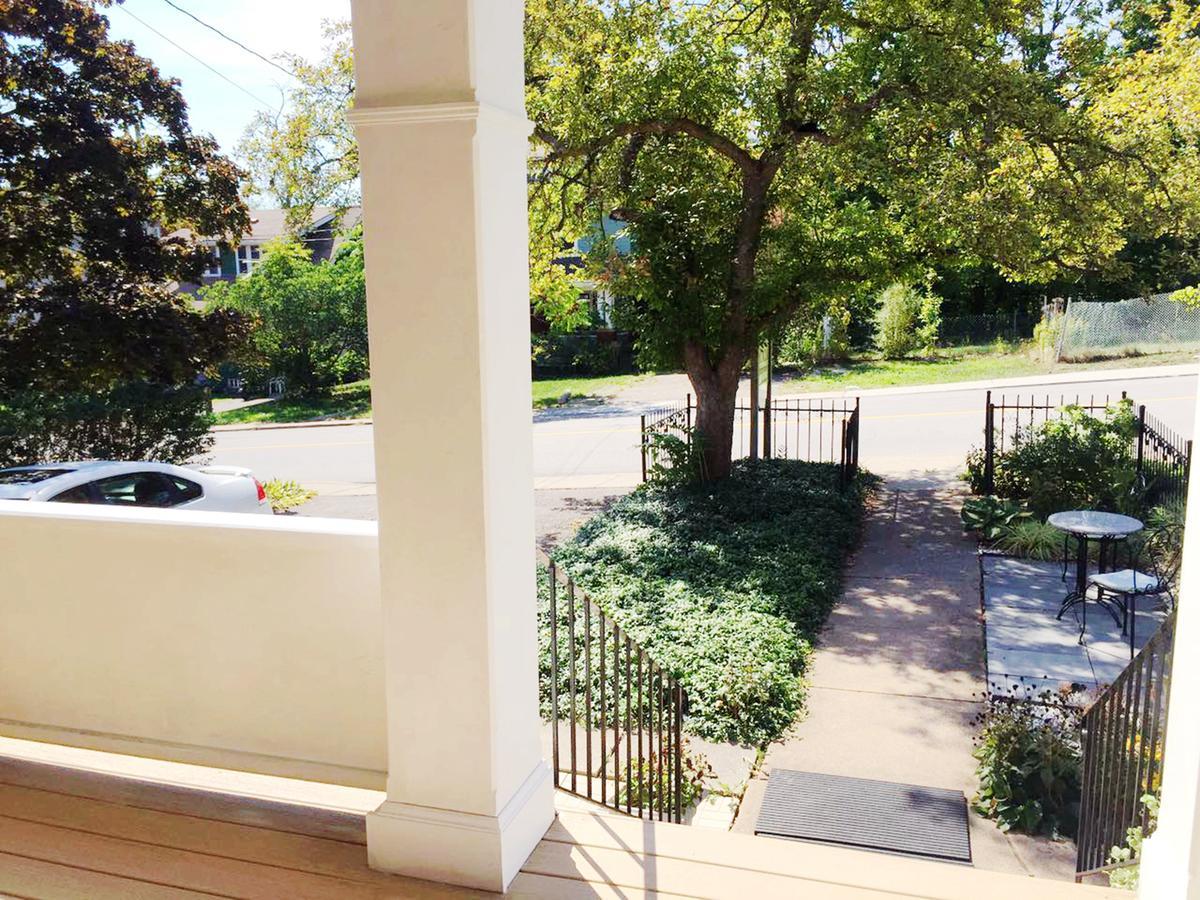 Acacia Bed & Breakfast Bed & Breakfast Niagara Falls