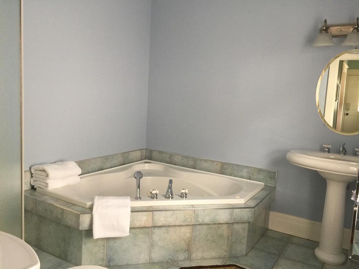 Acacia Bed & Breakfast Bed & Breakfast Niagara Falls