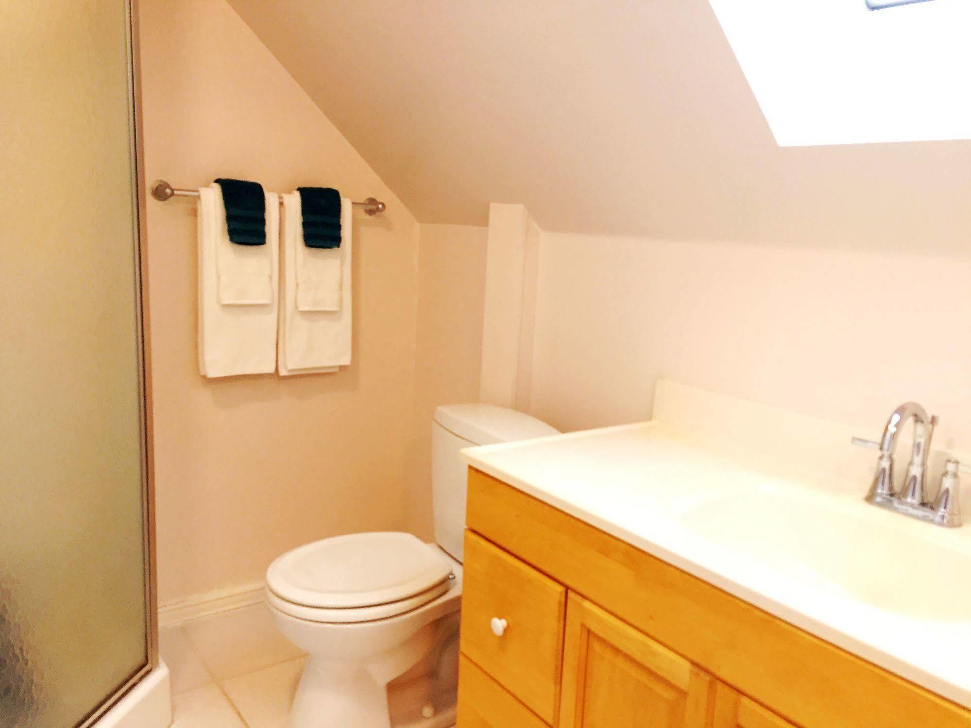 Acacia Bed & Breakfast Bed & Breakfast Niagara Falls
