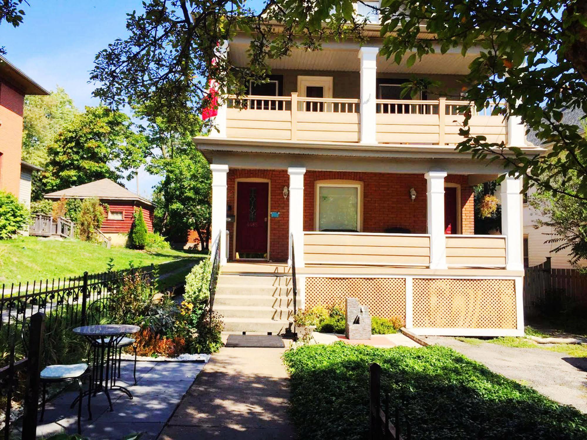 Acacia Bed & Breakfast Bed & Breakfast Niagara Falls