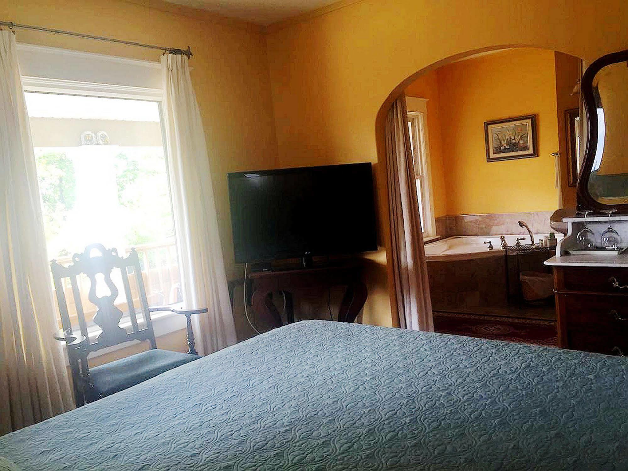 Bed & Breakfast Acacia Bed & Breakfast Niagara Falls