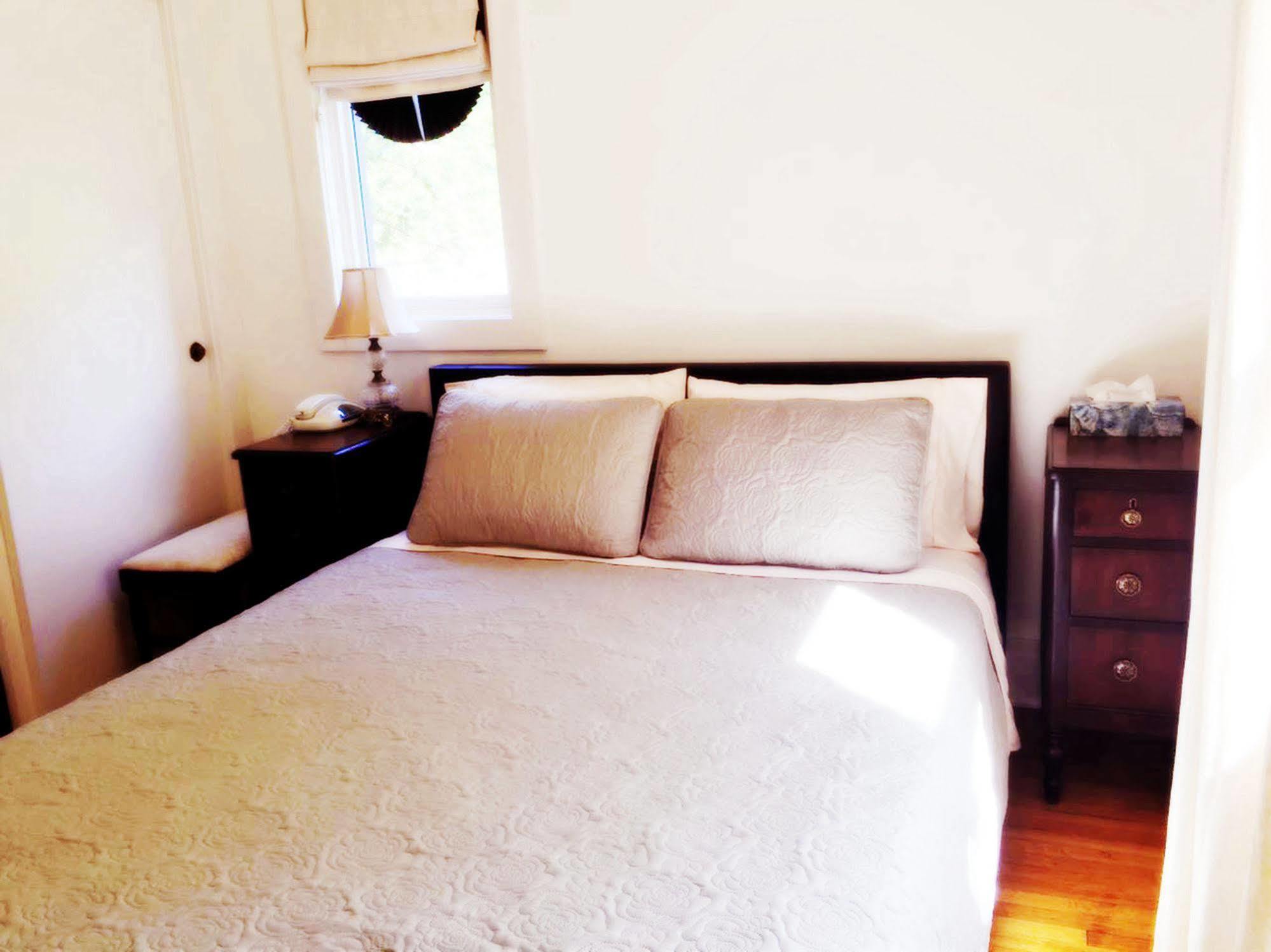 Bed & Breakfast Acacia Bed & Breakfast Niagara Falls