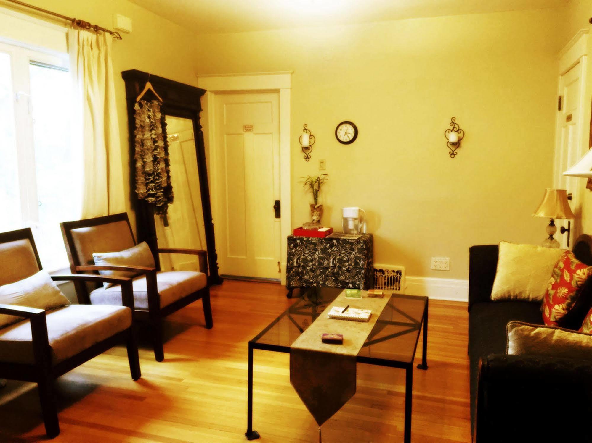 Acacia Bed & Breakfast Bed & Breakfast Niagara Falls