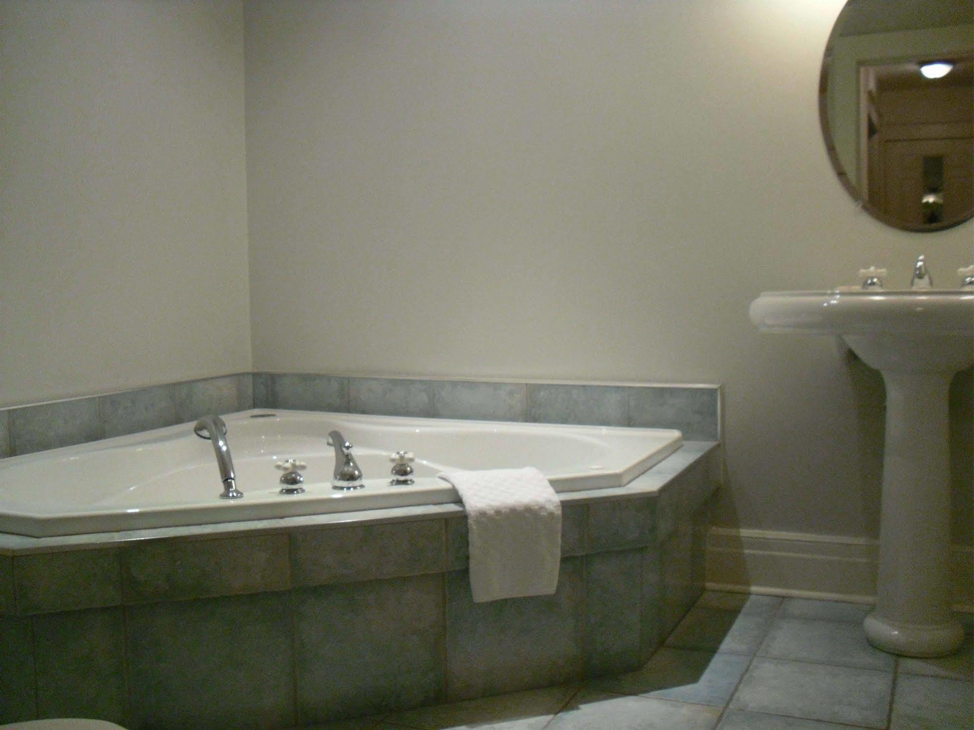 Bed & Breakfast Acacia Bed & Breakfast Niagara Falls