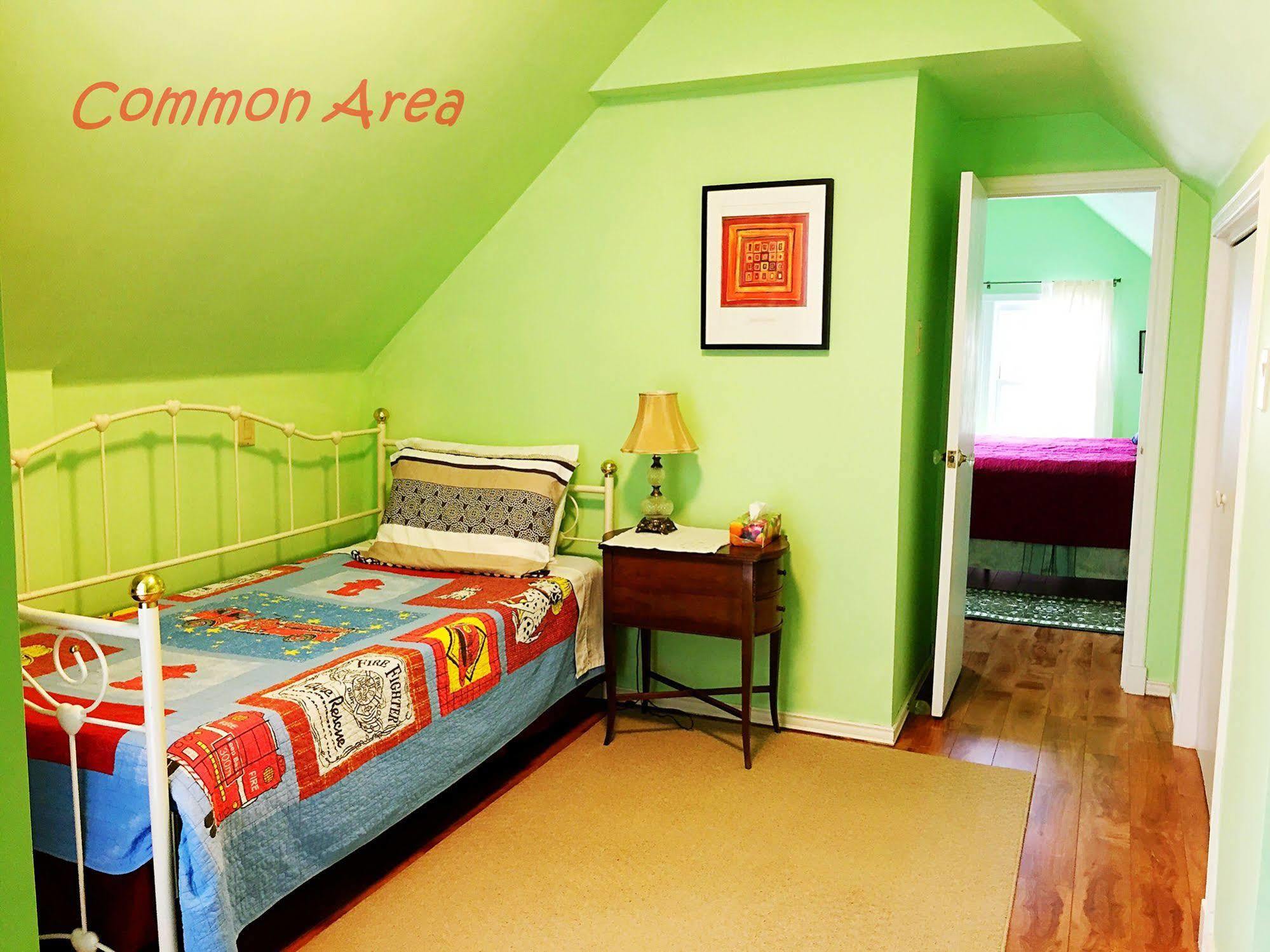 Acacia Bed & Breakfast Bed & Breakfast Niagara Falls